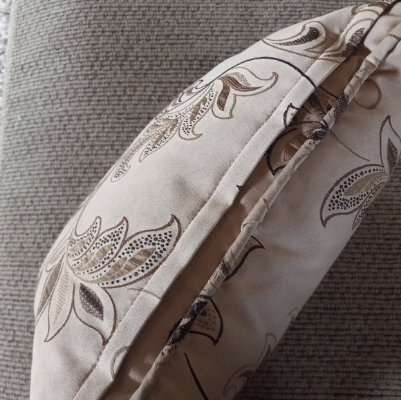 Decorative pillows - Picture 3 of 3